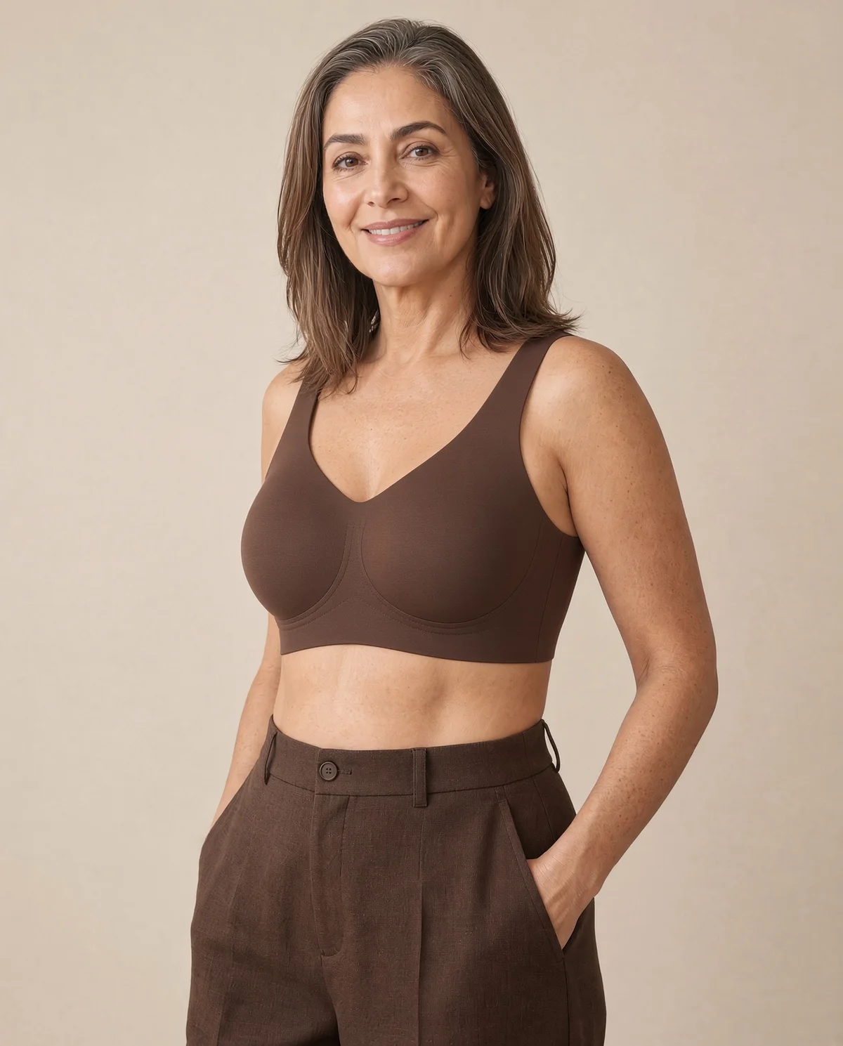 Mulher sorrindo vestindo o sutiã Vivace marrom